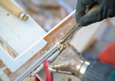 Houtrot kozijnen: wanneer schilderen niet meer voldoende is